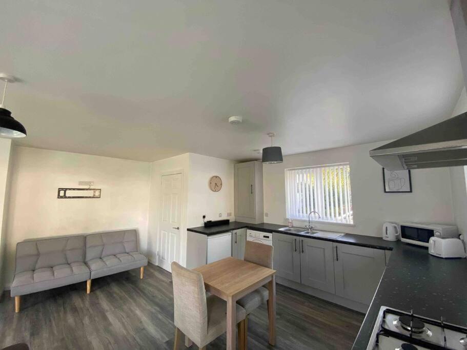 Conveniently Located, Close To City And Quiet Area Londonderry Bagian luar foto