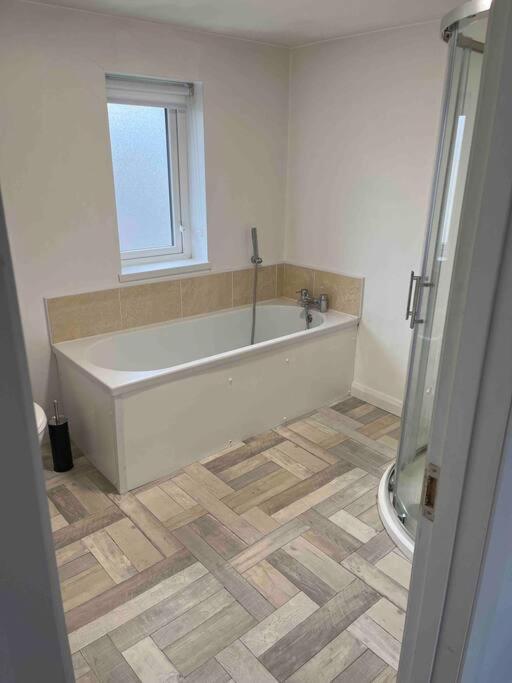 Conveniently Located, Close To City And Quiet Area Londonderry Bagian luar foto